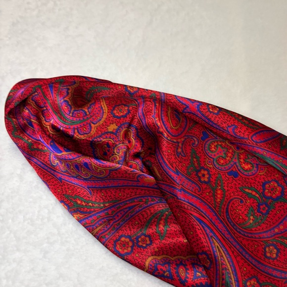 Scarf Made of 100% Silk with a Paisley Print NWOT - Picture 4 of 5